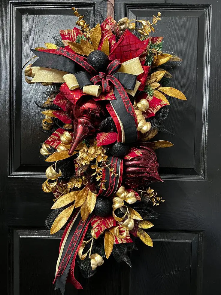 elegant-black-red-and-gold-beautiful-valentine-wreath