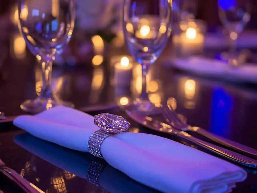 faux-diamond-napkin-ring-glam-christmas-decor-ideas