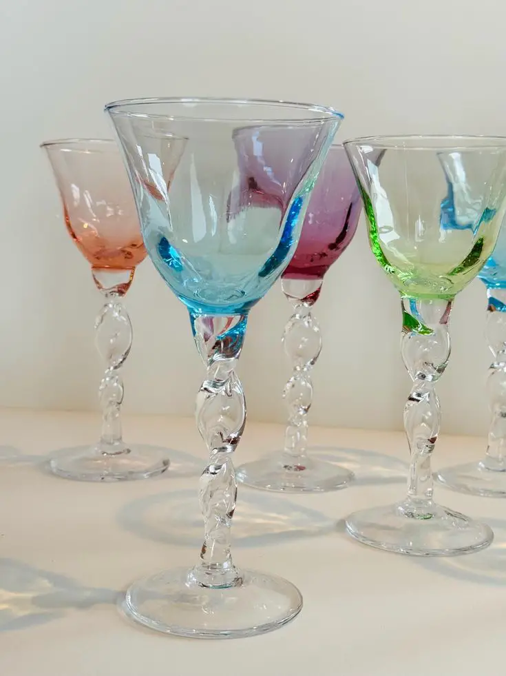 glasswere-with-a-twist-amazing-christmas-table-decor-ideas