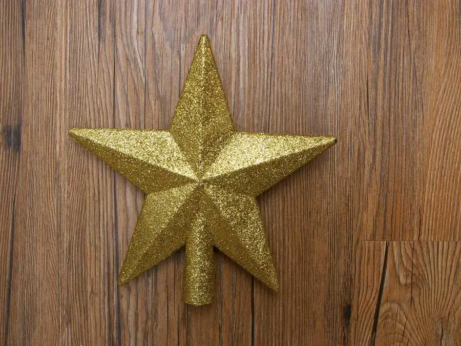 gold-star-tree-topper-green-and-gold-christmas-decor-ideas