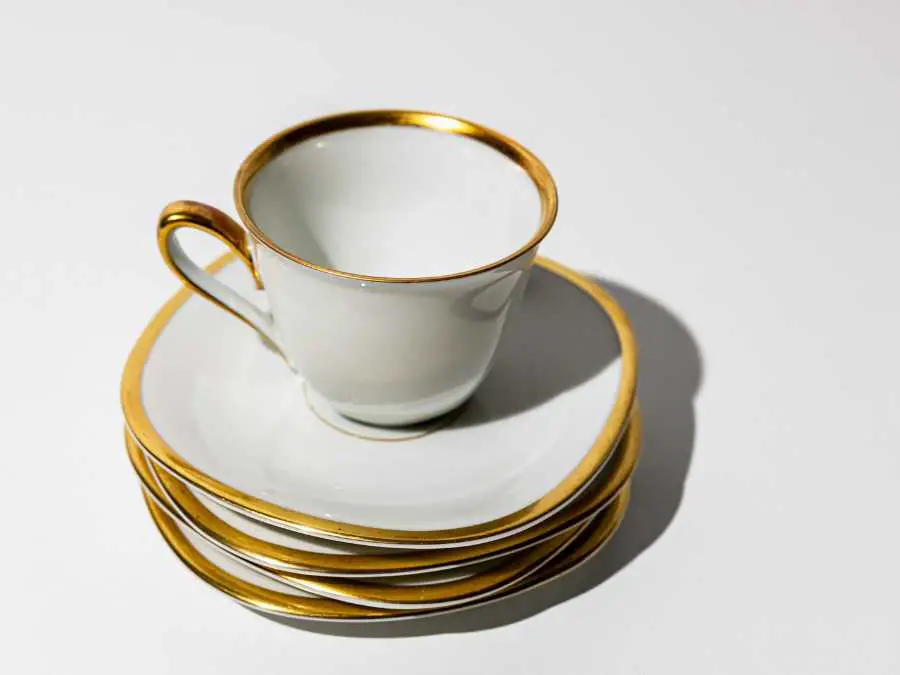 gold-rimmed-dinnerware-glam-christmas-decor-ideas