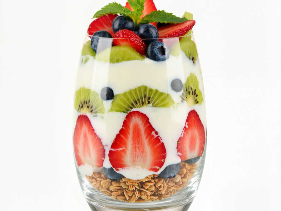 holiday-breakfast-parfaits-irresistible-christmas-brunch-ideas
