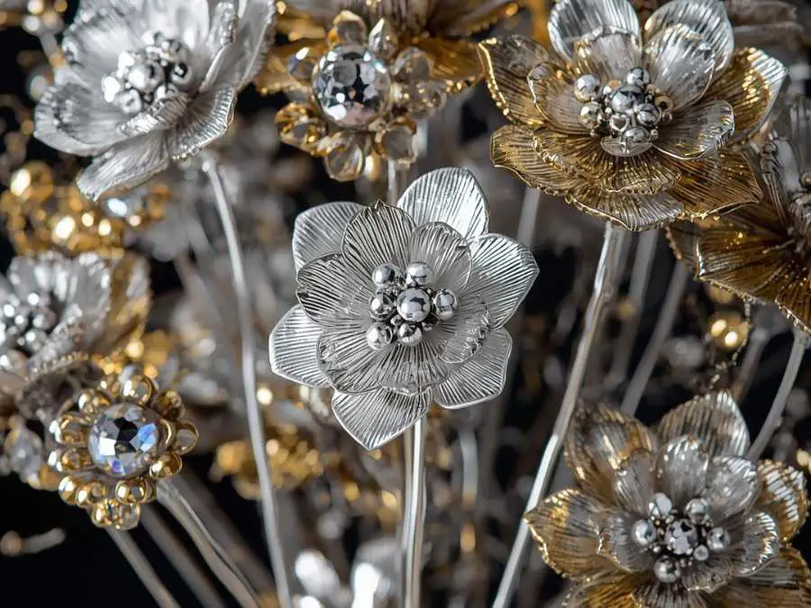 metallic-floral-picks-glam-christmas-decor-ideas