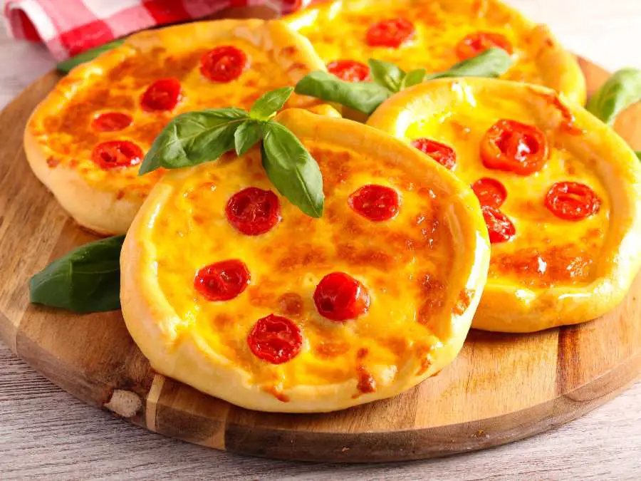 mini-christmas-pizzas-christmas-recipes-for-kids