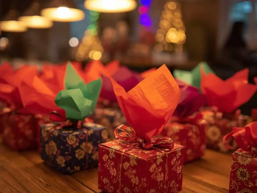 mini-gift-boxes-amazing-christmas-table-decor-ideas