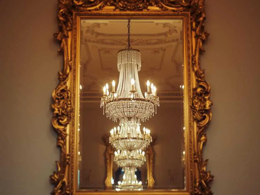 ornate-gold-framed-mirror-glam-christmas-decor-ideas