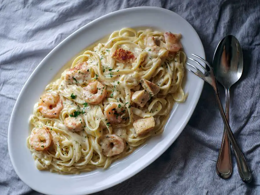 shrimp-alfredo-pasta-easy-valentine's-dinner-recipes