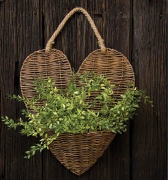 willow-basket-arrangements-farmhouse-christmas-decor-ideas