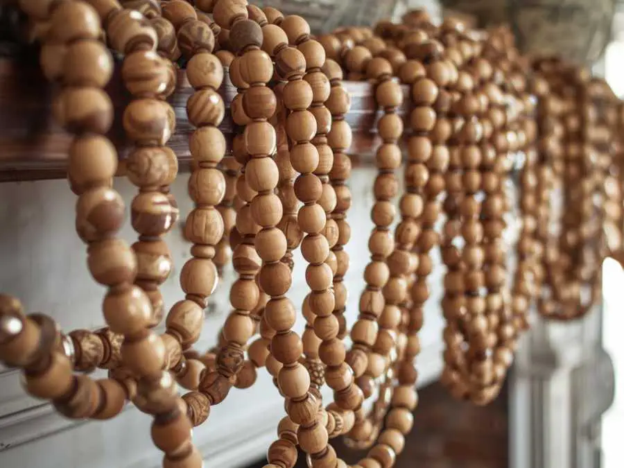 wooden-bead-garlands-farmhouse-christmas-decor-ideas