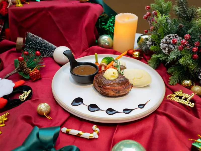 white-flat-plate-with-cocktail-drink-on-a-red-decorated-table-for-valentine's-dinner-recipes