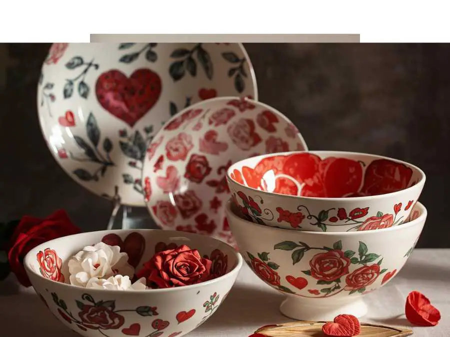 decorative-bowl-with-valentine-elements