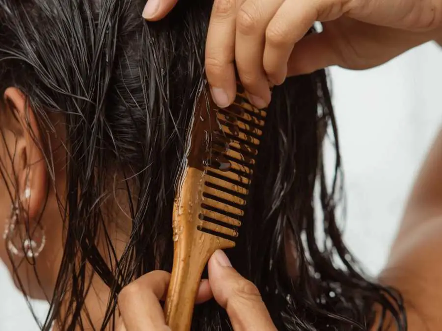 detangle-while-wet-using-a-wide-tooth-comb