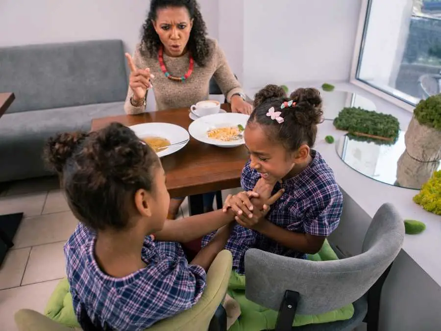 model-calm-behavior-how-to-make-sibligs-share-a-room-without-the-constant-fighting