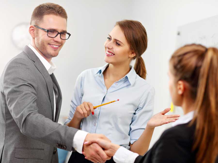 no-longer-knowing-how-to-introduce-herself