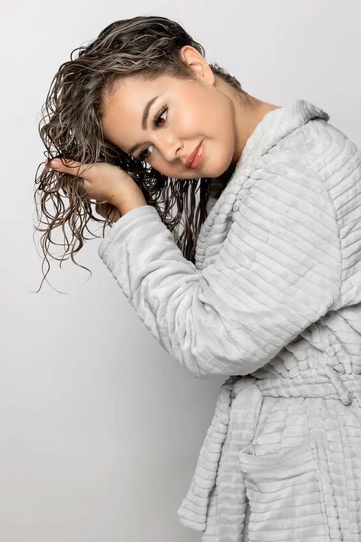 scrunch-your-curls-upwards-lovely-3d-curl-without-frizz