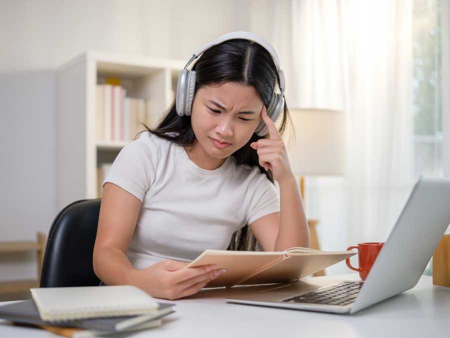 she-minimizes-your-struggles-a-signs-a-mom-friendship-is-toxic