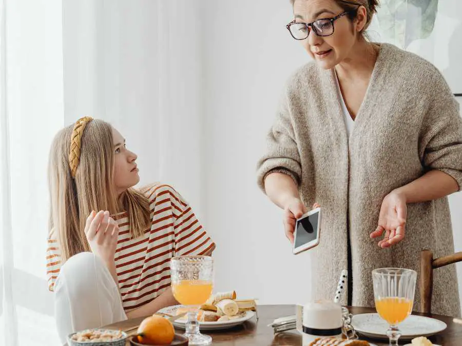 she-talks-negatively-about-other-moms-friendship-is-toxic