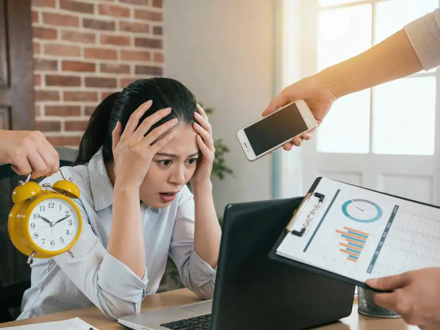 you-feel-pressure-to-be-strong-all-the-time-experiencing-mom-burnout-and-how-to-recover