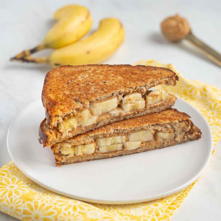 Banana-and-Peanut-Butter-Sandwich-tasty-school-lunch-ideas
