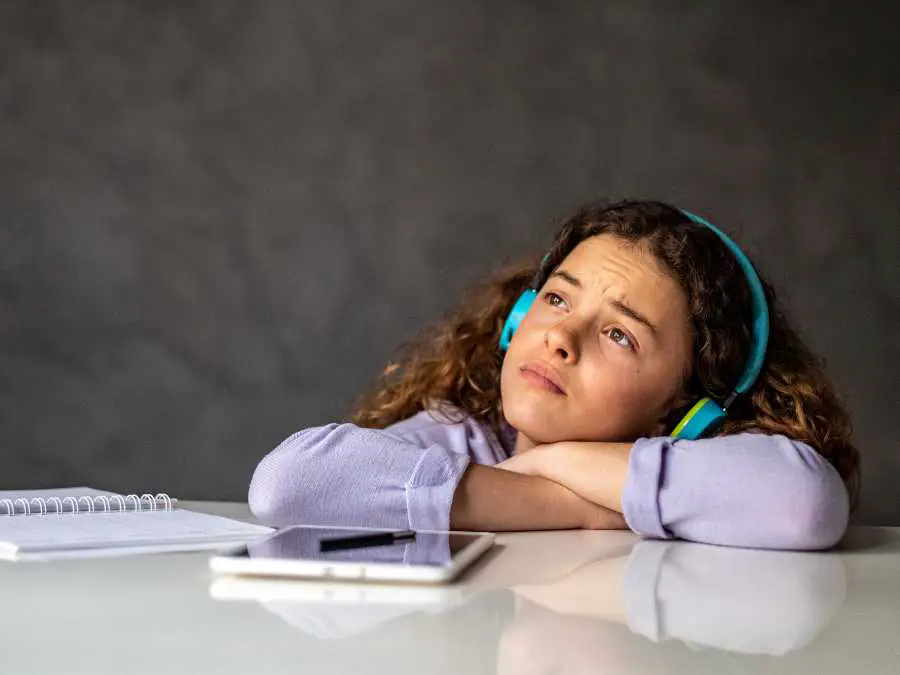 encourage-listening-to-thoughts-ways-to-embrace-boredom-for-kids-development