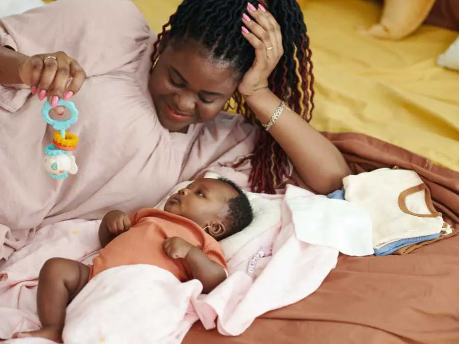 feeding-and-sleep-schedule-awareness-newborn-first-holiday-checklist