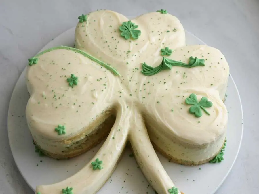 Four-Leaf-Clover-Vanilla Cake-charm-cake-(saint-patrick's-day)