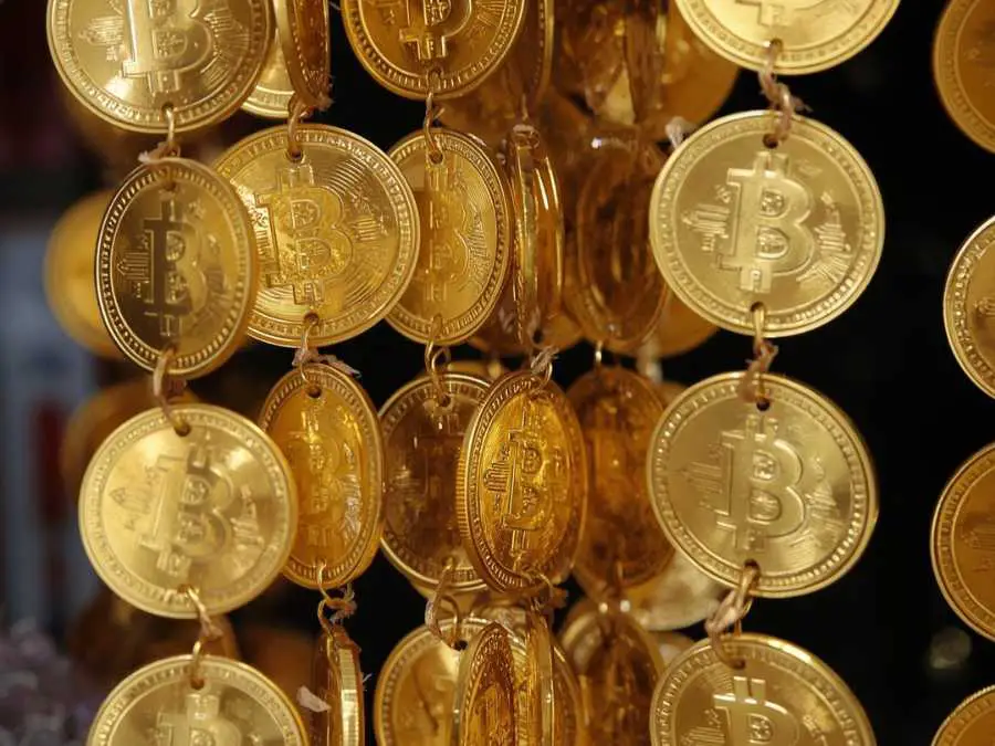 gold-coin-garland-diy-st.patricks-day-decor