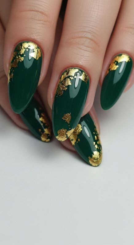 gold-foil-touches-st.patric's-day-nail-ideas