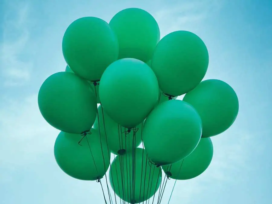 green-balloon-cluster-diy-st.patrick's-day-decor