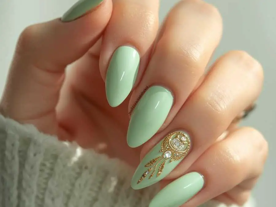 pastel-green-nails-beautiful-st.patrick's-day-nail-ideas