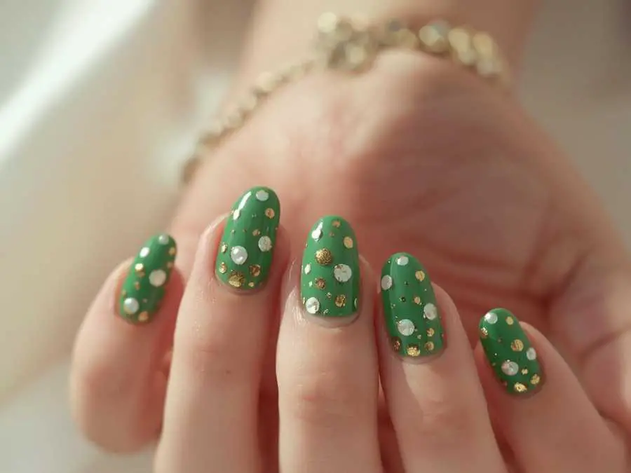 Polka-Dot-Charm-beautiful-st'patrick's-day-nail-ideas