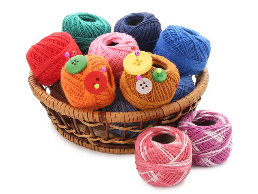 rainbow-yarn-balls-diy-st.patricks-day-decor