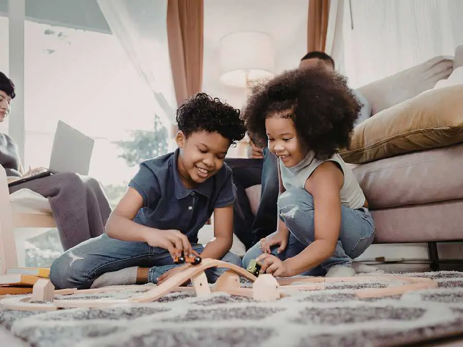 social-play-with-siblings-or-peers