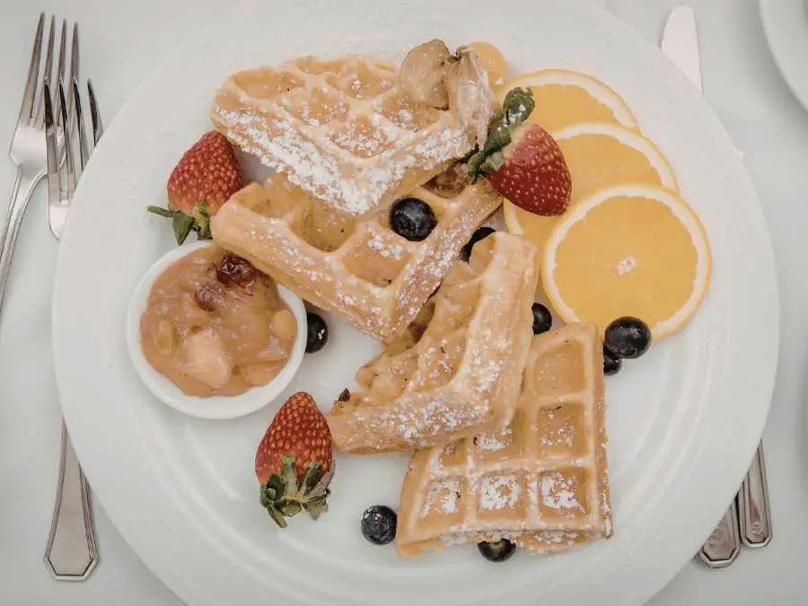 Waffles-with-Fresh-Fruit-tasty-school-lunch-ideas