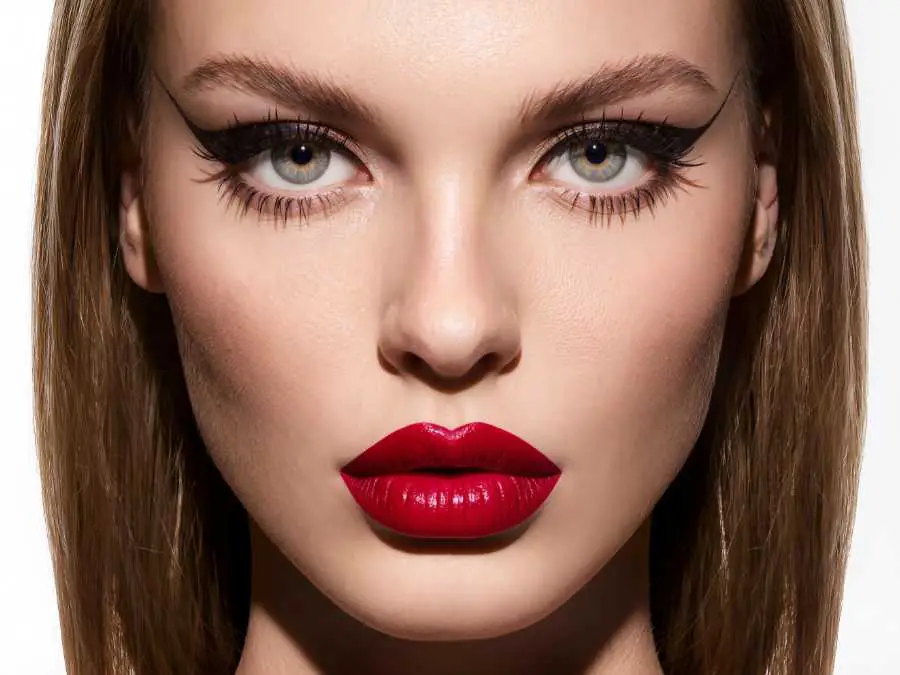 bold-lip-with-minimal-eyes