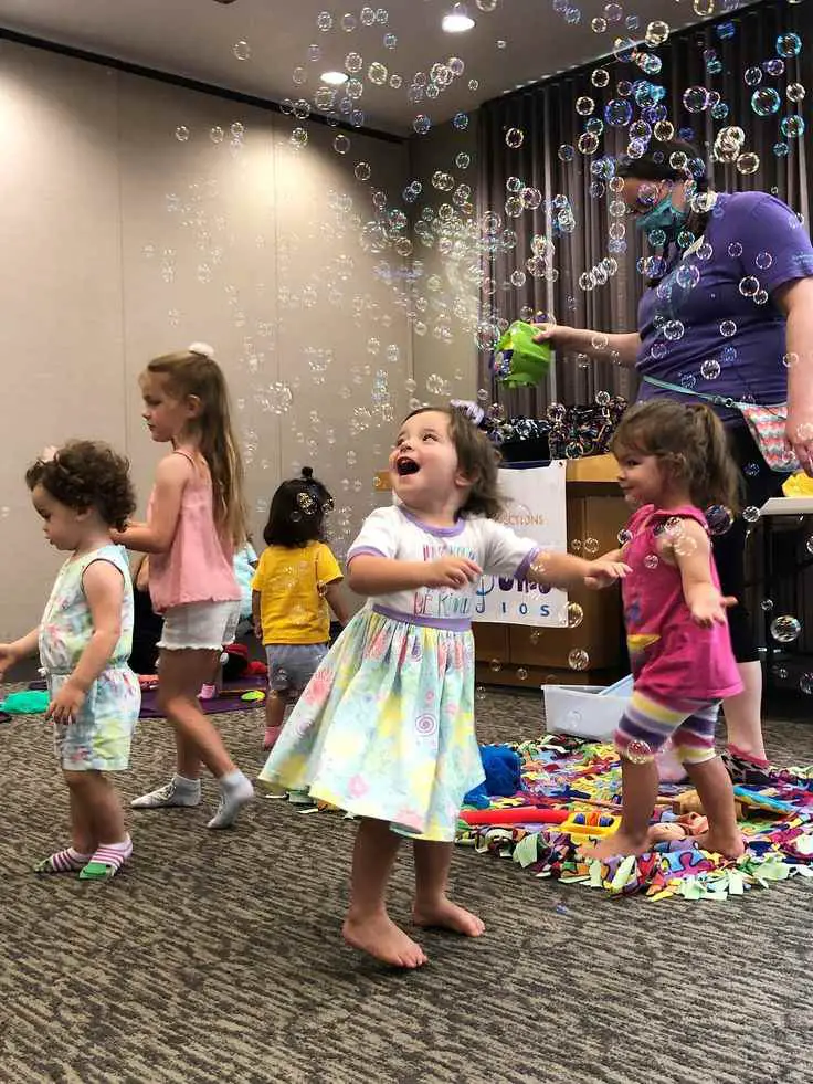 Bubble-Play-leaning-activities-for-toddlers