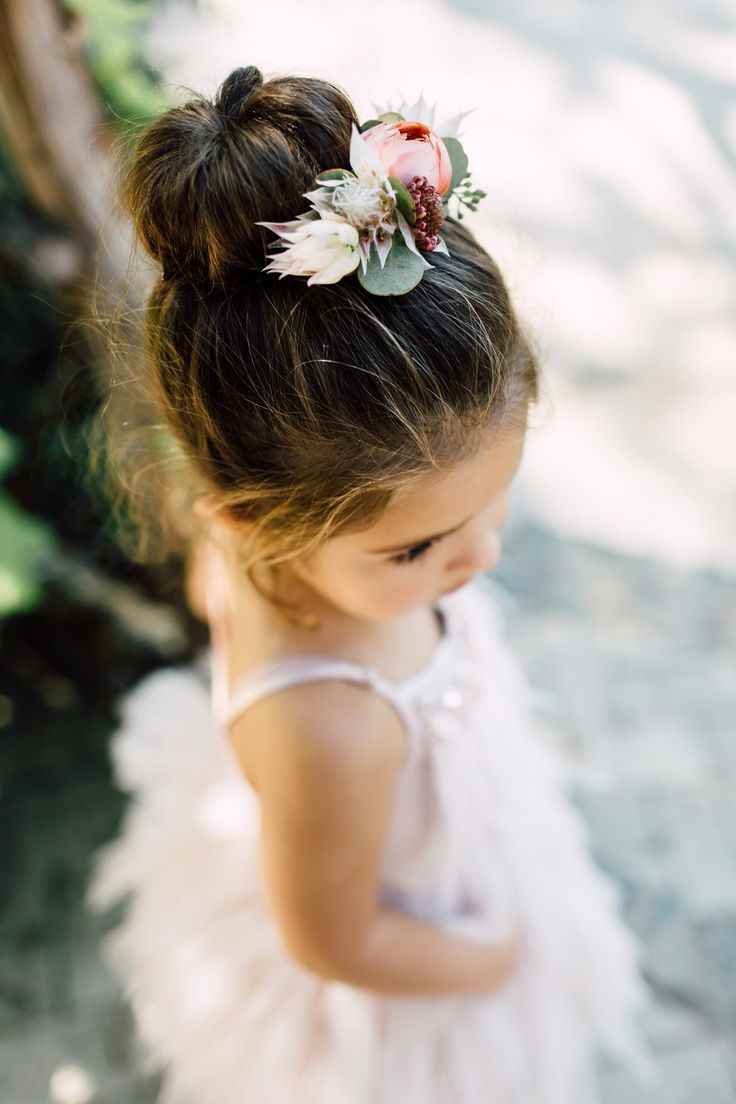 messy-bun-with-flowers