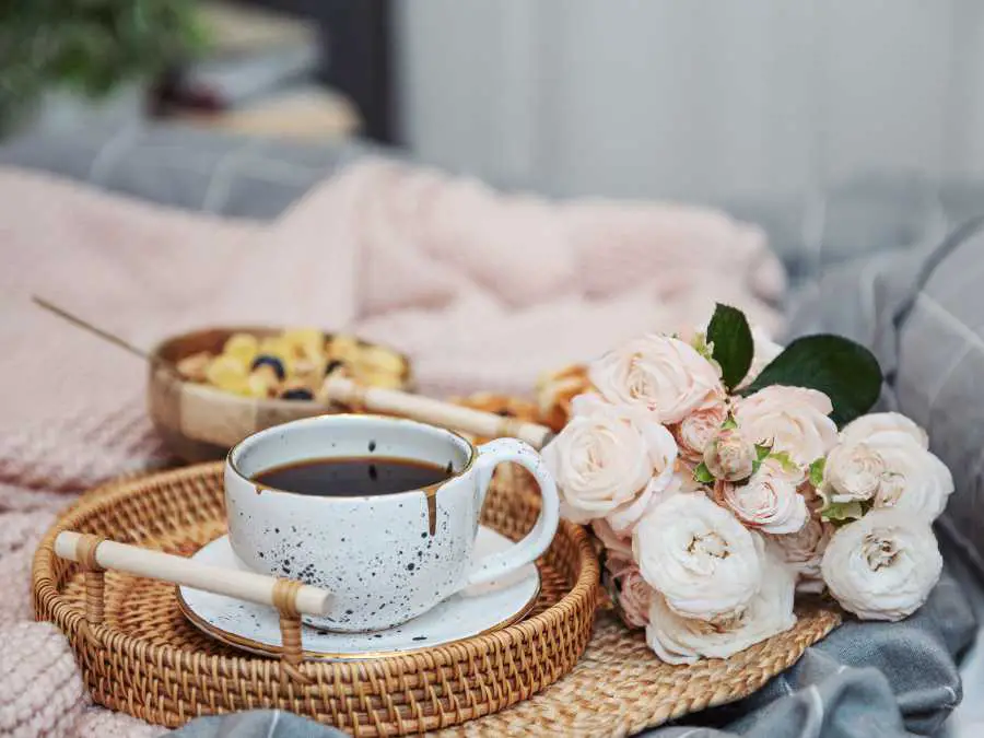 breakfast-in-bed-basket