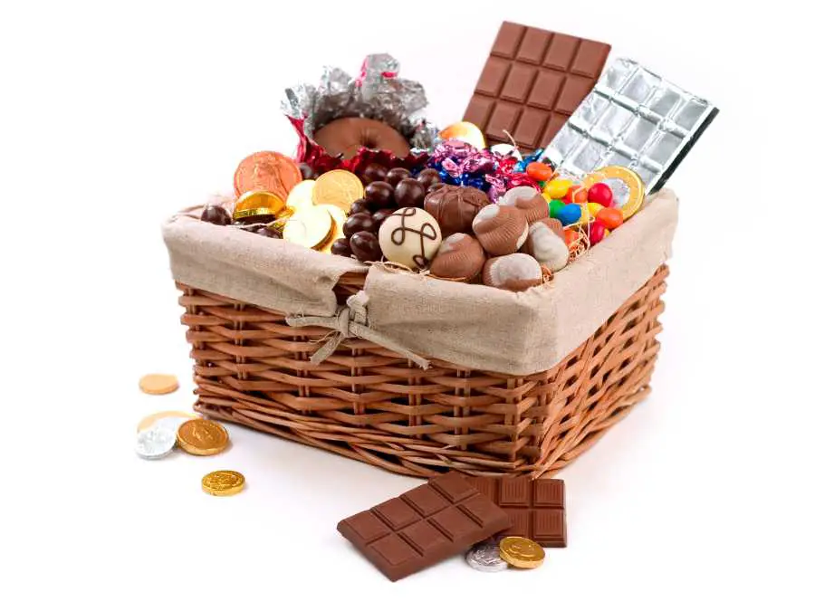 chocolate-lover-basket-diy-father's-day-gift-basket
