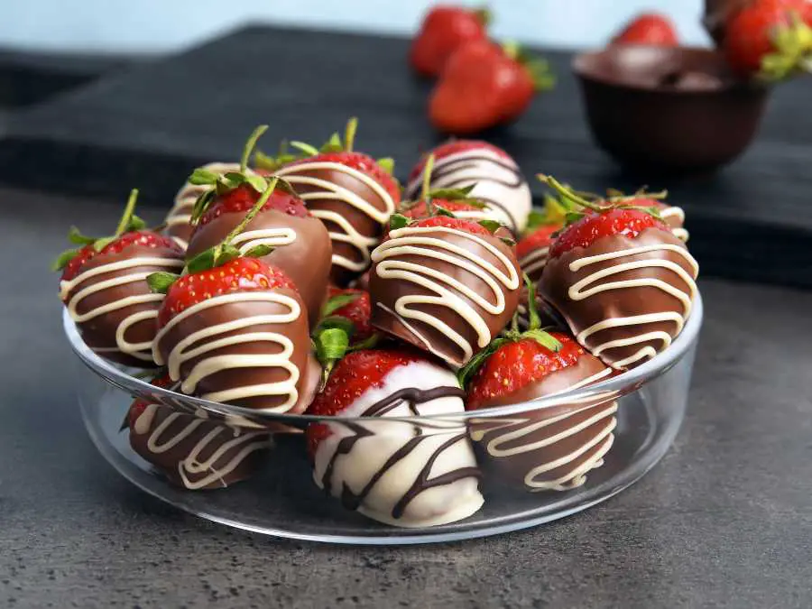 chocolate-dipped-fruits-kids-birthday-party-food-ideas
