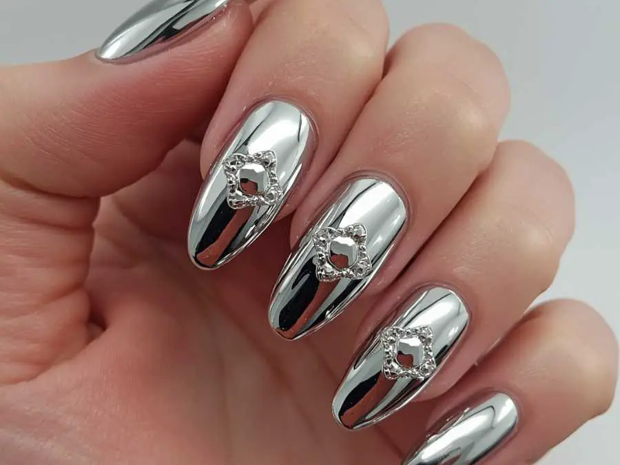 chrome-accent-nails-desgine