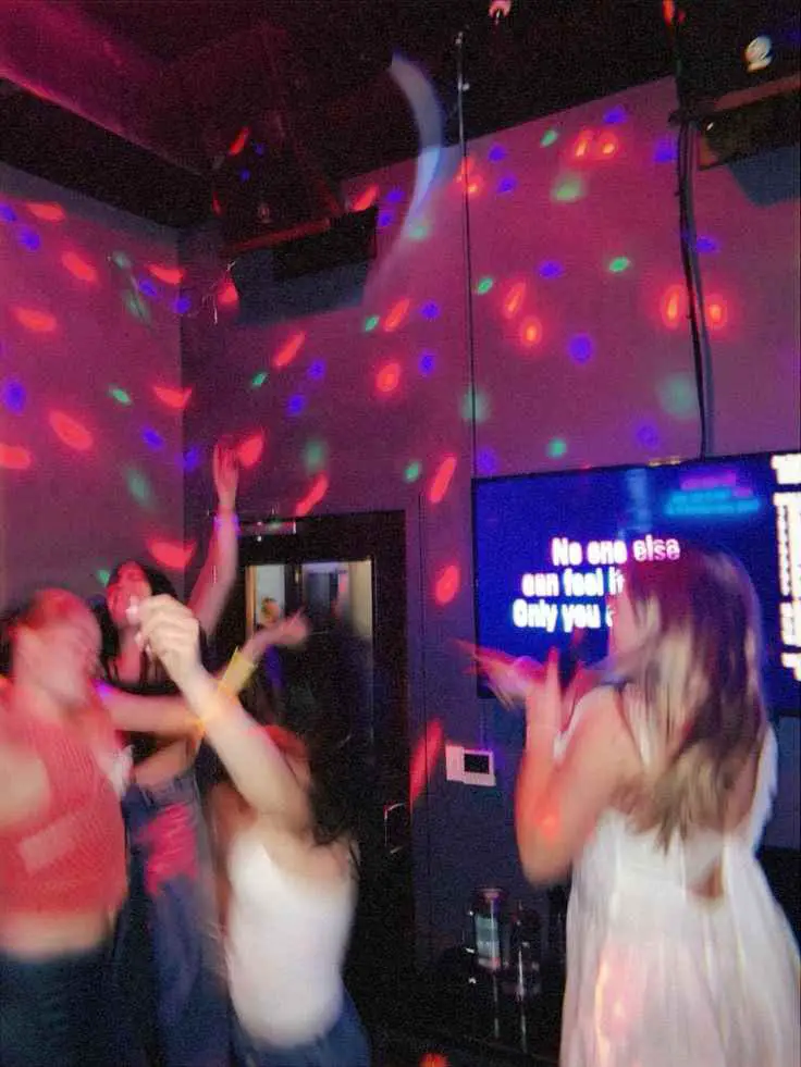 karaoke-night-celebration-18th-birthday-party-ideas
