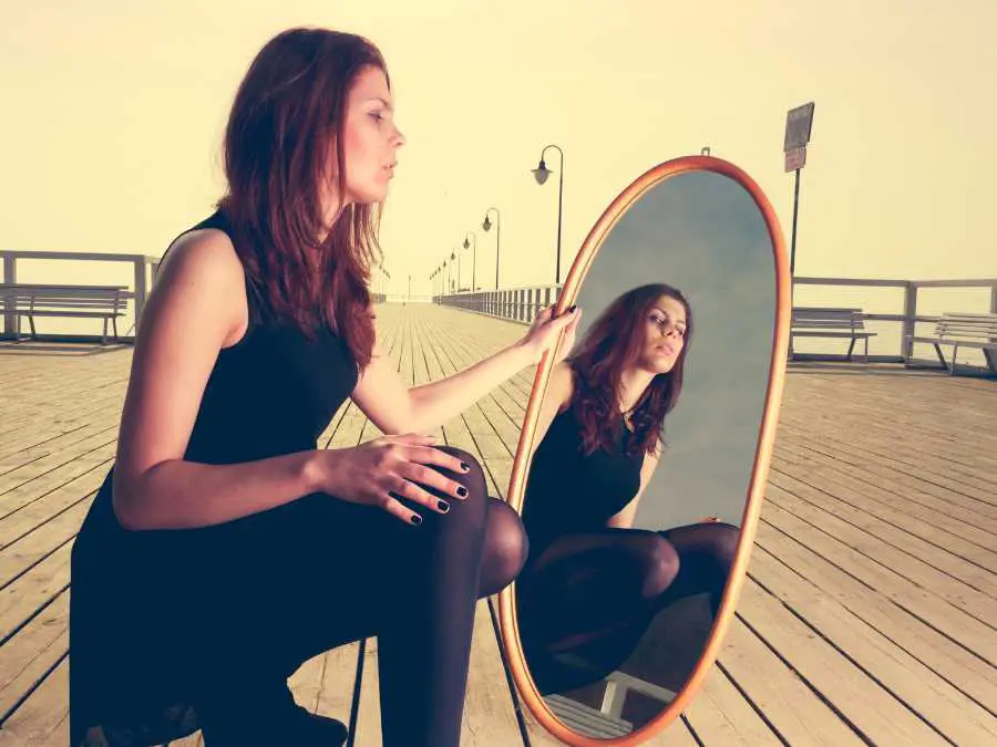 mirror-reflection-concept-birthday-photoshoot-ideas