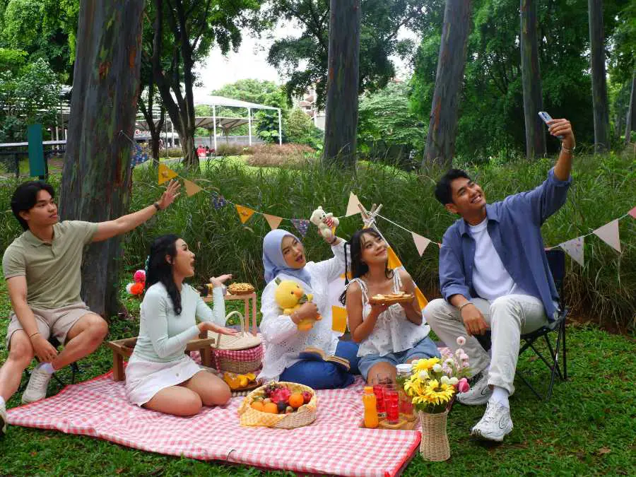 outdoor-picnic-style-setup-lovely-birthday-decoration-ideas