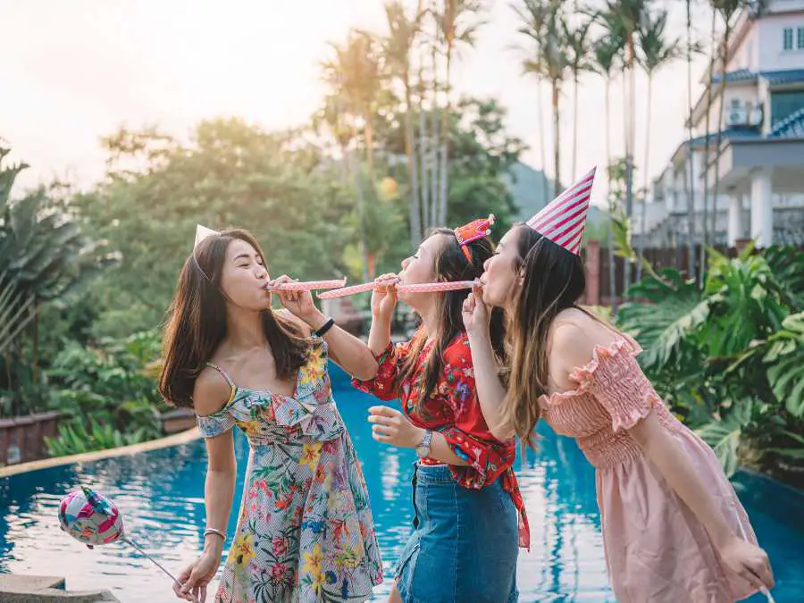 poolside-celebration-vibe-birthday-photoshoot-ideas