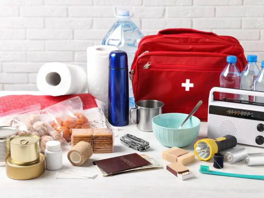 emergency-wedding-kit-wedding-must-haves