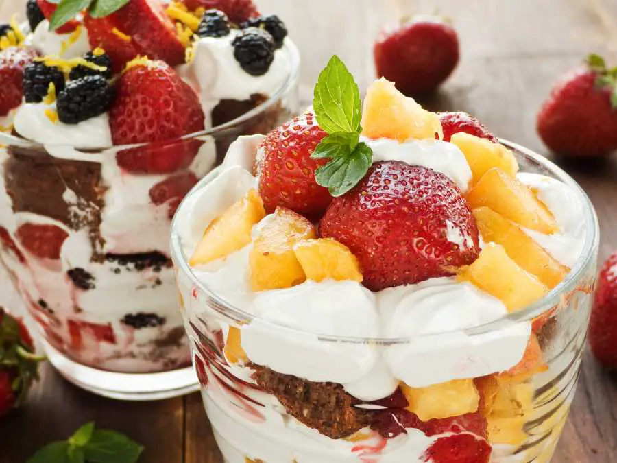 fruit-and-yogurt-parfaits-lunch-ideas-for-school