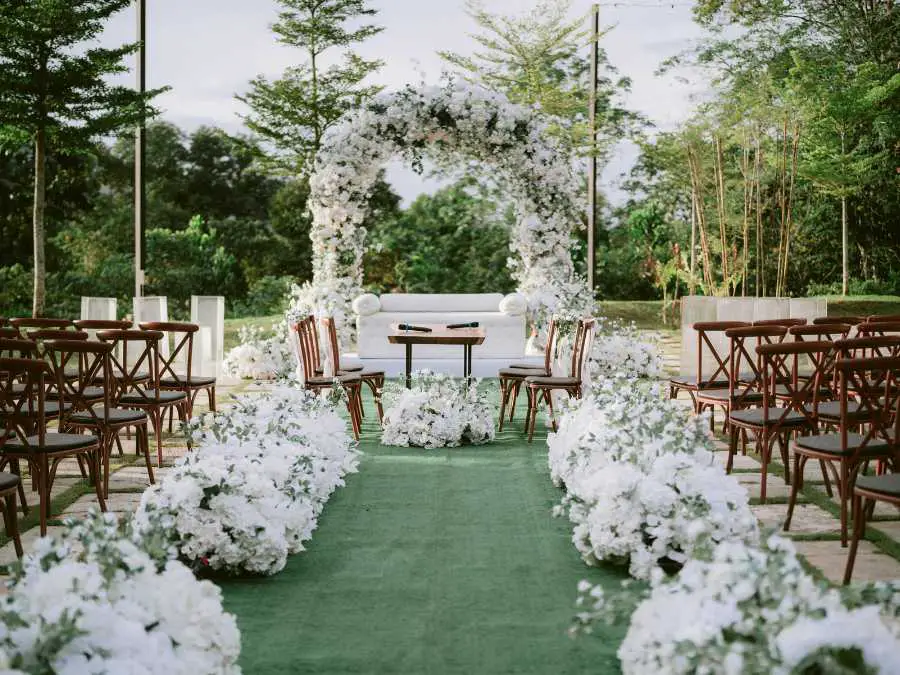 make-the-ceremony-location-unexpected-ways-to-plan-a-wedding