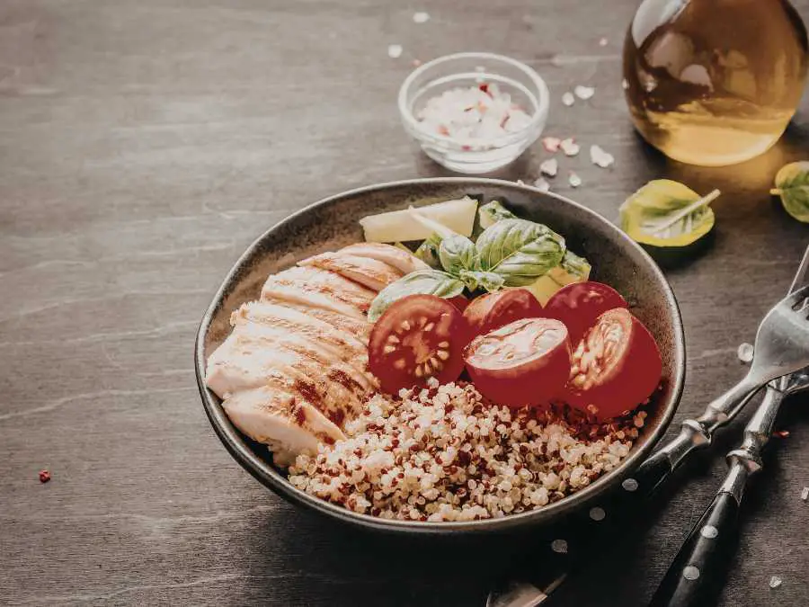 quinoa-chicken-bowl-protein-lunch-ideas