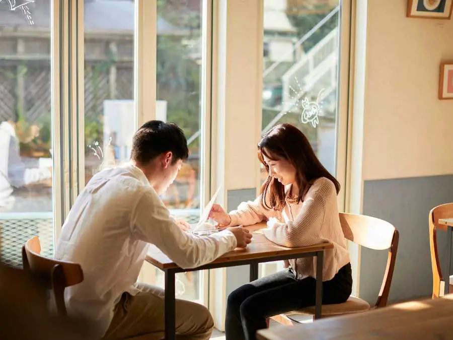 the-cafe-table-separations-hidden-couple-photo